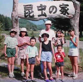 昆虫の家の創始者、滝沢氏と子供たち